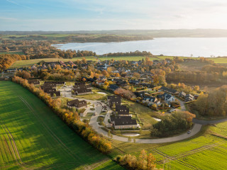 Landsbyfællesskabet Mossø Bakke - View_1_-_Mosso_Bakke_aerial_Final_03_a235669046598fa800e590f4d614727e